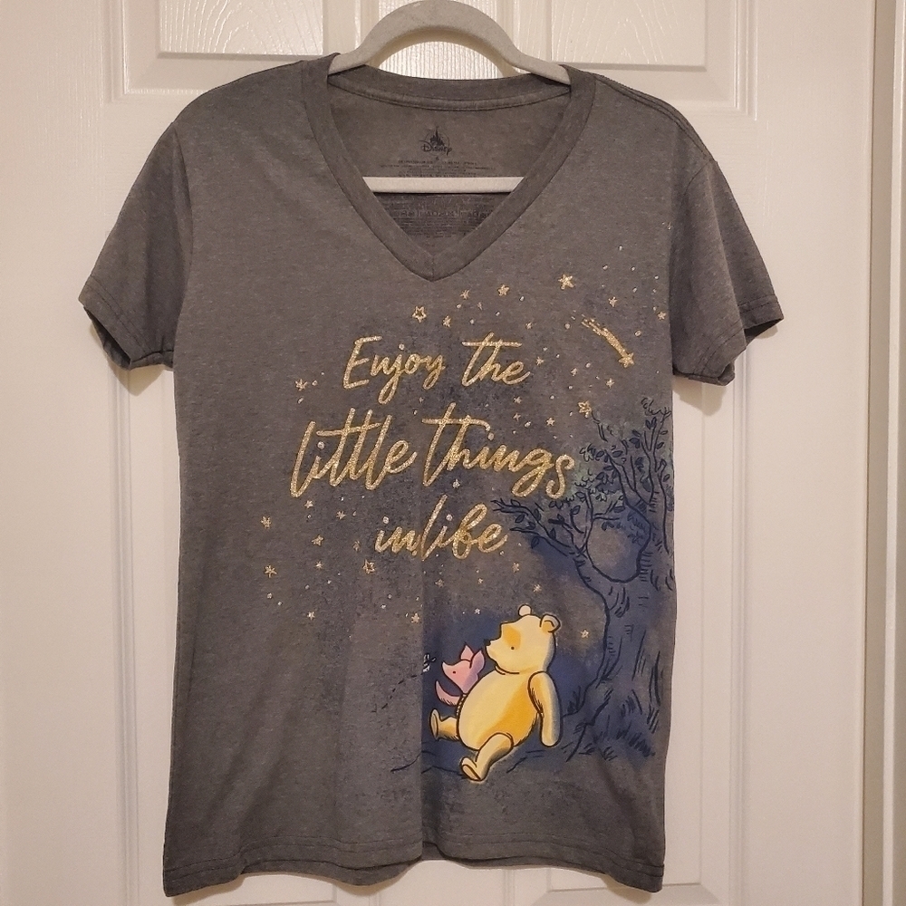Disney Womens Vneck Winnie the Pooh. Size Small